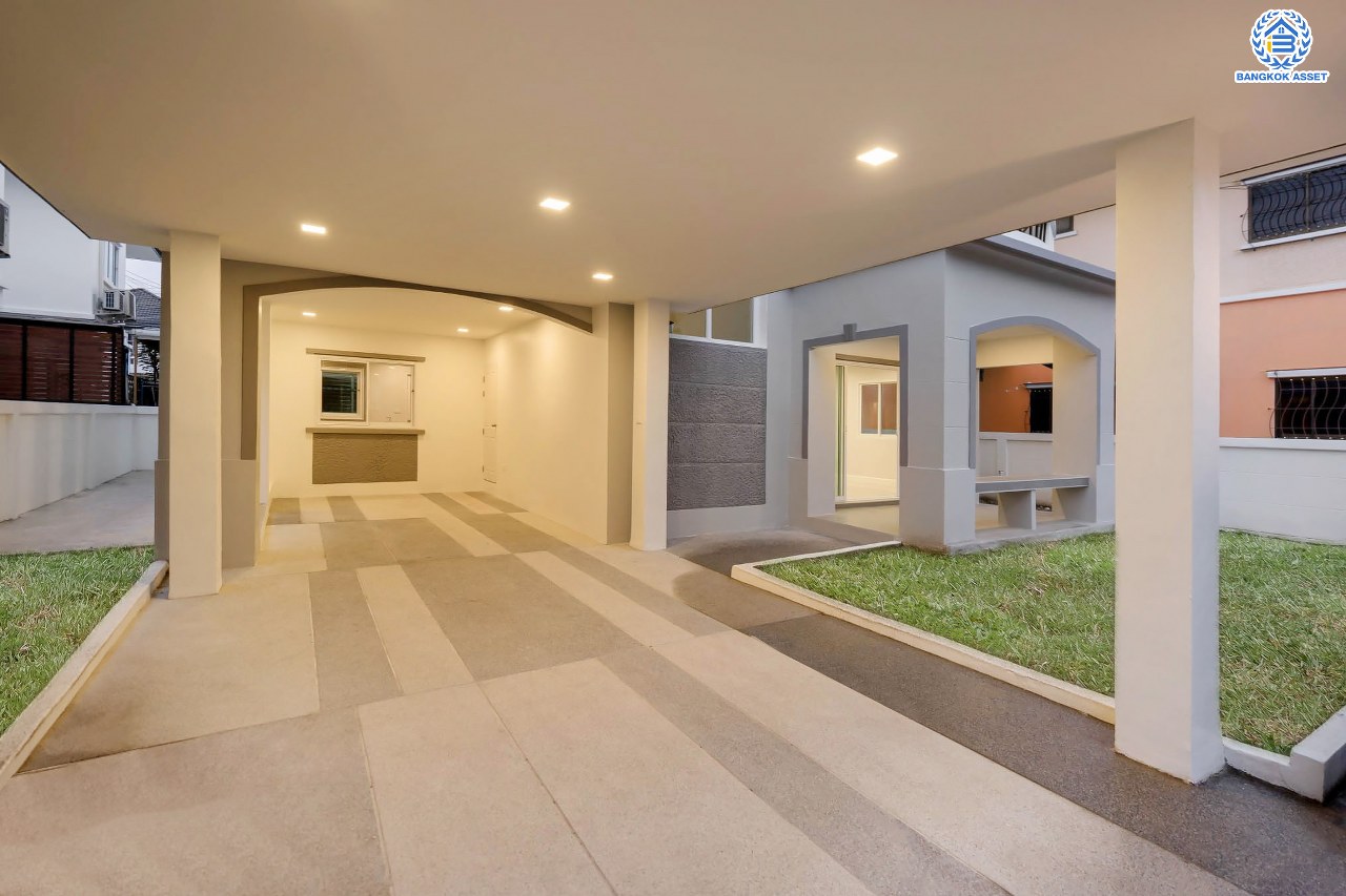 บ้านมือสองตกแต่งใหม่ ม.เพชรวัฒนะ เลียบคลองประปา บ้านเดี่ยวเนื้อที่ 50 ตร.ว. ฟังก์ชันพร้อม 3 ห้องนอน 3 ห้องน้ำ จอดรถได้ 2 คัน บนทำเลเชื่อมต่อแจ้งวัฒนะ, ถนนศรีสมาน, ถนนสรงประภา เดินทางสะดวก ใกล้ทางด่วน "อุตราภิมุข" และรถไฟฟ้าสายสีแดง "สถานีหลักสี่"